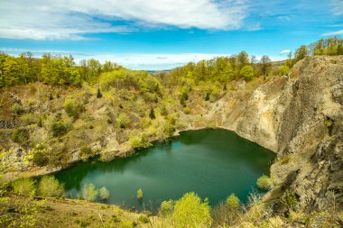 Riedenberg yakınlarındaki Schwarzen Berge 'deki Sinntal Vadisi' nden Bavyera 'ya bahar yürüyüşü.