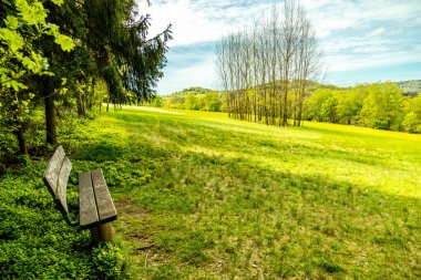 Riedenberg yakınlarındaki Schwarzen Berge 'deki Sinntal Vadisi' nden Bavyera 'ya bahar yürüyüşü.
