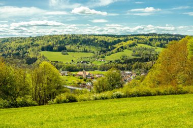 Riedenberg yakınlarındaki Schwarzen Berge 'deki Sinntal Vadisi' nden Bavyera 'ya bahar yürüyüşü.