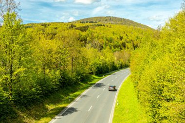 Riedenberg yakınlarındaki Schwarzen Berge 'deki Sinntal Vadisi' nden Bavyera 'ya bahar yürüyüşü.