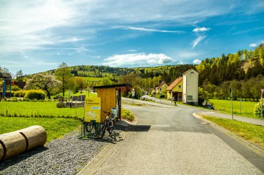 Riedenberg yakınlarındaki Schwarzen Berge 'deki Sinntal Vadisi' nden Bavyera 'ya bahar yürüyüşü.