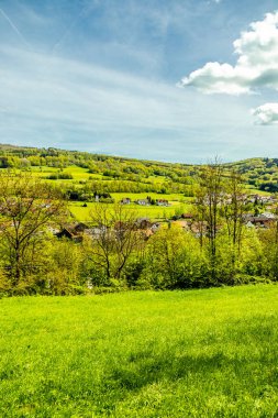 Riedenberg yakınlarındaki Schwarzen Berge 'deki Sinntal Vadisi' nden Bavyera 'ya bahar yürüyüşü.