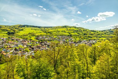 Riedenberg yakınlarındaki Schwarzen Berge 'deki Sinntal Vadisi' nden Bavyera 'ya bahar yürüyüşü.