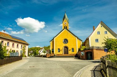 Riedenberg yakınlarındaki Schwarzen Berge 'deki Sinntal Vadisi' nden Bavyera 'ya bahar yürüyüşü.