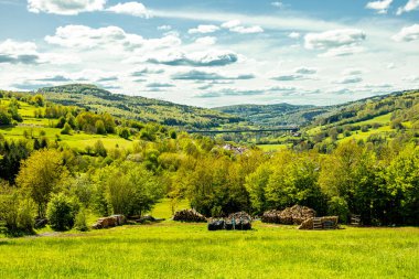 Riedenberg yakınlarındaki Schwarzen Berge 'deki Sinntal Vadisi' nden Bavyera 'ya bahar yürüyüşü.