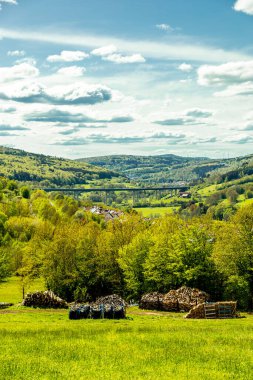 Riedenberg yakınlarındaki Schwarzen Berge 'deki Sinntal Vadisi' nden Bavyera 'ya bahar yürüyüşü.