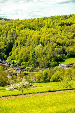 Riedenberg yakınlarındaki Schwarzen Berge 'deki Sinntal Vadisi' nden Bavyera 'ya bahar yürüyüşü.