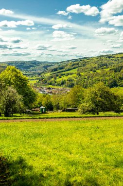Riedenberg yakınlarındaki Schwarzen Berge 'deki Sinntal Vadisi' nden Bavyera 'ya bahar yürüyüşü.