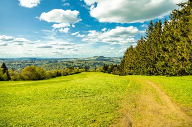 Riedenberg yakınlarındaki Schwarzen Berge 'deki Sinntal Vadisi' nden Bavyera 'ya bahar yürüyüşü.