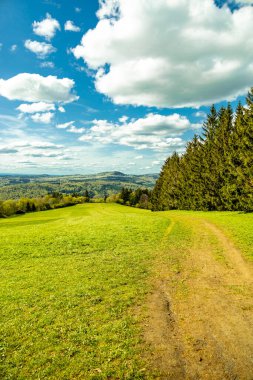 Riedenberg yakınlarındaki Schwarzen Berge 'deki Sinntal Vadisi' nden Bavyera 'ya bahar yürüyüşü.