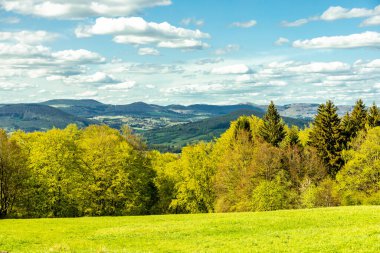 Riedenberg yakınlarındaki Schwarzen Berge 'deki Sinntal Vadisi' nden Bavyera 'ya bahar yürüyüşü.