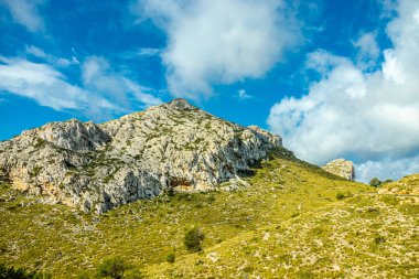 Güzel Balearic Adası Mallorca 'daki en önemli noktaya giden yolda - Kaptan de Formentor -