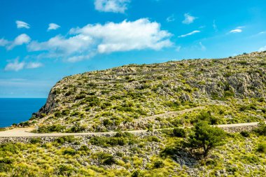 Güzel Balearic Adası Mallorca 'daki en önemli noktaya giden yolda - Kaptan de Formentor -