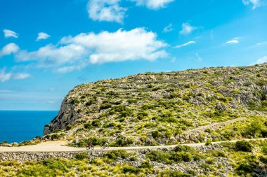 Güzel Balearic Adası Mallorca 'daki en önemli noktaya giden yolda - Kaptan de Formentor -