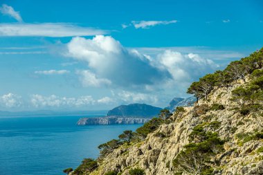 Güzel Balearic Adası Mallorca 'daki en önemli noktaya giden yolda - Kaptan de Formentor -