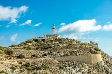 Güzel Balearic Adası Mallorca 'daki en önemli noktaya giden yolda - Kaptan de Formentor -