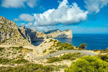 Güzel Balearic Adası Mallorca 'daki en önemli noktaya giden yolda - Kaptan de Formentor -