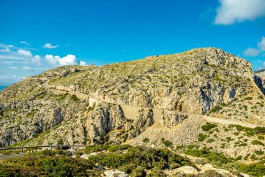 Güzel Balearic Adası Mallorca 'daki en önemli noktaya giden yolda - Kaptan de Formentor -