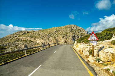 Güzel Balearic Adası Mallorca 'daki en önemli noktaya giden yolda - Kaptan de Formentor -