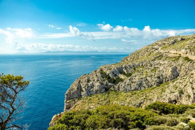 Güzel Balearic Adası Mallorca 'daki en önemli noktaya giden yolda - Kaptan de Formentor -