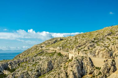Güzel Balearic Adası Mallorca 'daki en önemli noktaya giden yolda - Kaptan de Formentor -