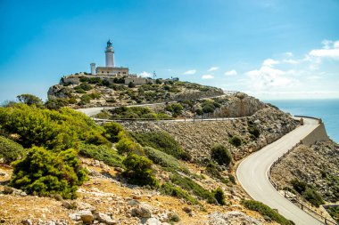 Güzel Balearic Adası Mallorca 'daki en önemli noktaya giden yolda - Kaptan de Formentor -