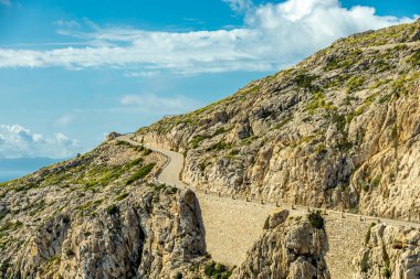 Güzel Balearic Adası Mallorca 'daki en önemli noktaya giden yolda - Kaptan de Formentor -