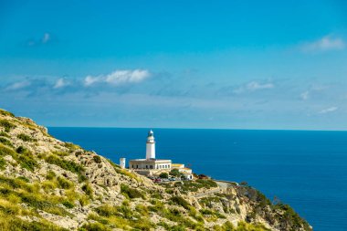 Güzel Balearic Adası Mallorca 'daki en önemli noktaya giden yolda - Kaptan de Formentor -