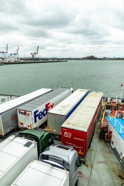 İngiliz Manş Denizi 'ni geçen feribot Dunkirk' teki Fransız sahilinden Dover-Fransa 'daki İngiliz sahiline gidiyor.