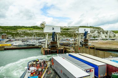 İngiliz Manş Denizi 'ni geçen feribot Dunkirk' teki Fransız sahilinden Dover-Fransa 'daki İngiliz sahiline gidiyor.