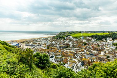 Hastings liman kasabasında bir gezinti ve güzel sahil şeridi Sussex İngiltere