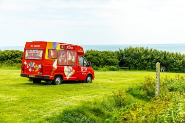 Hastings liman kasabasında bir gezinti ve güzel sahil şeridi Sussex İngiltere