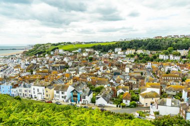 Hastings liman kasabasında bir gezinti ve güzel sahil şeridi Sussex İngiltere