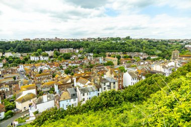 Hastings liman kasabasında bir gezinti ve güzel sahil şeridi Sussex İngiltere