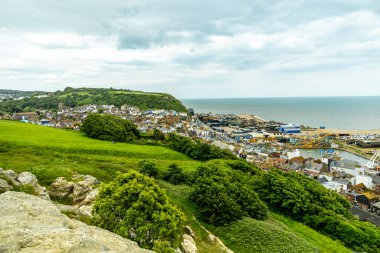 Hastings liman kasabasında bir gezinti ve güzel sahil şeridi Sussex İngiltere