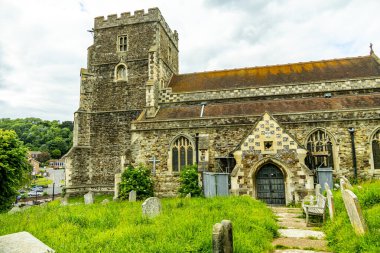 Hastings liman kasabasında bir gezinti ve güzel sahil şeridi Sussex İngiltere
