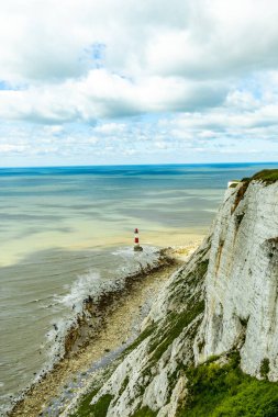 İngiltere 'nin güney kıyısı boyunca Eastbourne yakınlarındaki Beachy Head ve Birling Gap arasında seyahat ediyor.