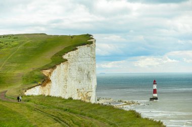 İngiltere 'nin güney kıyısı boyunca Eastbourne yakınlarındaki Beachy Head ve Birling Gap arasında seyahat ediyor.