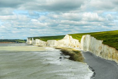 İngiltere 'nin güney kıyısı boyunca Eastbourne yakınlarındaki Beachy Head ve Birling Gap arasında seyahat ediyor.