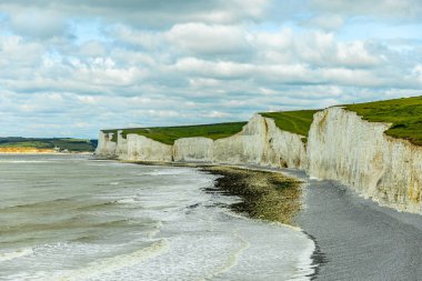 İngiltere 'nin güney kıyısı boyunca Eastbourne yakınlarındaki Beachy Head ve Birling Gap arasında seyahat ediyor.