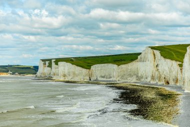 İngiltere 'nin güney kıyısı boyunca Eastbourne yakınlarındaki Beachy Head ve Birling Gap arasında seyahat ediyor.