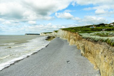 İngiltere 'nin güney kıyısı boyunca Eastbourne yakınlarındaki Beachy Head ve Birling Gap arasında seyahat ediyor.