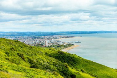 İngiltere 'nin güney kıyısı boyunca Eastbourne yakınlarındaki Beachy Head ve Birling Gap arasında seyahat ediyor.