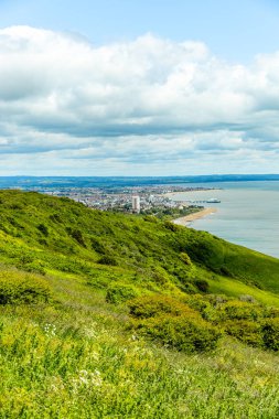 İngiltere 'nin güney kıyısı boyunca Eastbourne yakınlarındaki Beachy Head ve Birling Gap arasında seyahat ediyor.
