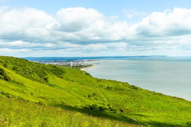 İngiltere 'nin güney kıyısı boyunca Eastbourne yakınlarındaki Beachy Head ve Birling Gap arasında seyahat ediyor.