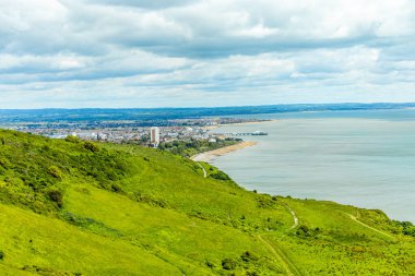 İngiltere 'nin güney kıyısı boyunca Eastbourne yakınlarındaki Beachy Head ve Birling Gap arasında seyahat ediyor.