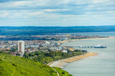 İngiltere 'nin güney kıyısı boyunca Eastbourne yakınlarındaki Beachy Head ve Birling Gap arasında seyahat ediyor.