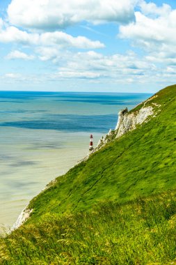 İngiltere 'nin güney kıyısı boyunca Eastbourne yakınlarındaki Beachy Head ve Birling Gap arasında seyahat ediyor.