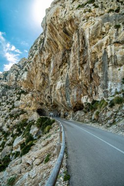 Güzel Balearic Adası Mallorca 'daki en önemli noktaya giden yolda - Kaptan de Formentor -