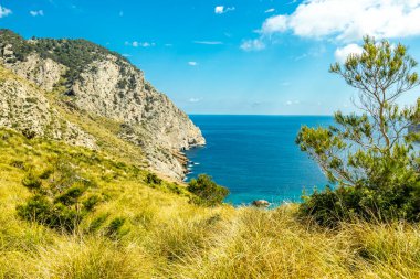 Güzel Balearic Adası Mallorca 'daki en önemli noktaya giden yolda - Kaptan de Formentor -